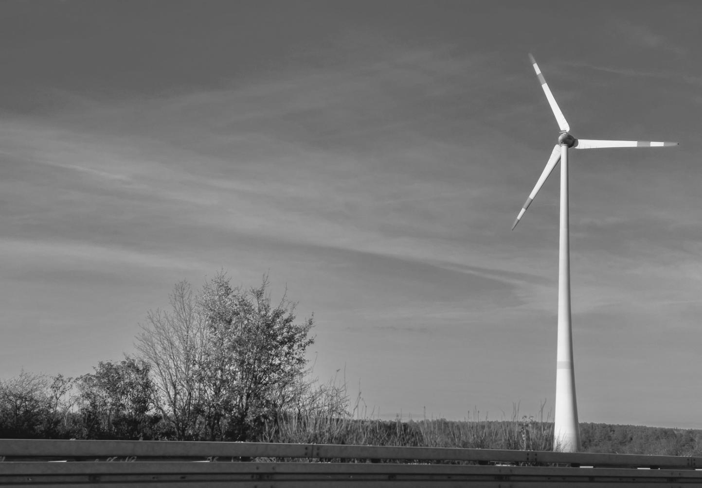 Techniker bei der Installation von Erdwärmesonden